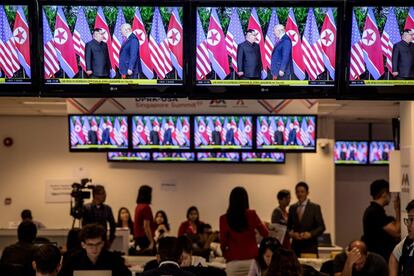 Vista de la sala de prensa donde una multitud de periodistas internacionales han seguido en directo la reunión, en Singapur.