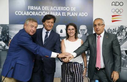 Jos&eacute; Antonio S&aacute;nchez, Jos&eacute; Ram&oacute;n Lete, Inmaculada Garc&iacute;a y Alejandro Blanco, tras la firma del acuerdo.