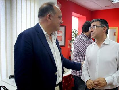 Joan Calabuig y Pedro M. S&aacute;nchez, en la sede del PSPV-.PSOE, donde presentaron sus avales para las primarias.