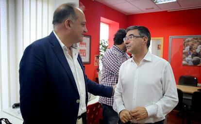 Joan Calabuig y Pedro M. Sánchez, en la sede del PSPV-.PSOE, donde presentaron sus avales para las primarias.