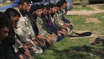 Soldados del ej&eacute;rcito libre de Siria mientras rezan. 