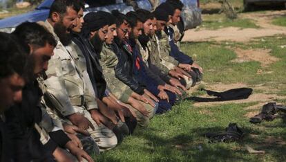Soldados del ejército libre de Siria mientras rezan.