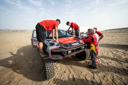 Manolo Plaza observa a dos alumnos de la Universidad de Nebrija trabajando sobre el coche cerca del campamento del mar en Yanbu, Arabia Saudí.