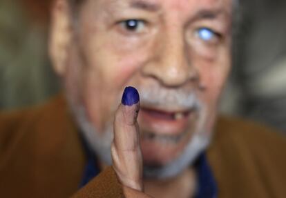 Un hombre muestra su dedo entintado tras haber votado en un colegio electoral de El Cairo.
