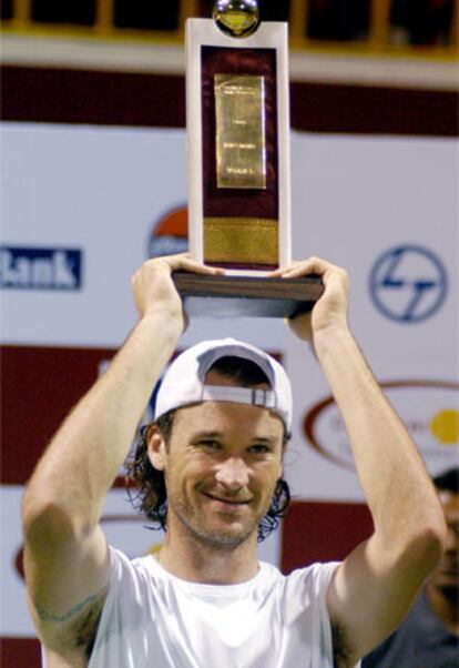 Moyá levanta el trofeo conquistado en Madrás.