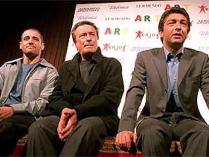 De izquierda a derecha, Germán Palacios, Óscar Martínez y Ricardo Darín, ayer en el teatro Infanta Isabel, de Madrid.