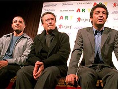 De izquierda a derecha, Germán Palacios, Óscar Martínez y Ricardo Darín, ayer en el teatro Infanta Isabel, de Madrid.