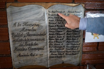 Freddy Leonardo Franco, señala el nombre del sacerdote Mario Gonzalez, en la iglesia a la que perteneció de Manizales.