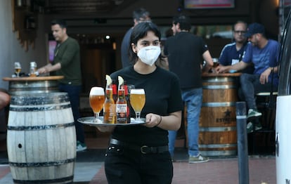 Camarera en un bar de Terrassa, en junio de 2020.