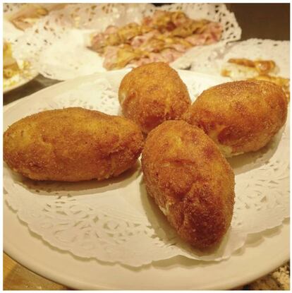 Croquetas de jamón (2 €, unidad). Para elaborar “unas croquetas de muerte”, en palabras de David de Jorge (aka Robin Food), rehogan el jamón ibérico en aceite de oliva extra, añadiendo, posteriormente, caldo de carne, nuez moscada y harina. Recuerdan, eso sí, una lección básica a la hora de hacer cualquier bechamel: “Verter la leche poco a poco mientras no dejamos de remover”.
<a href="http://www.ganbarajatetxea.com/presentacion">Ganbara.</a> Calle San Jerónimo, 19. San Sebastián.