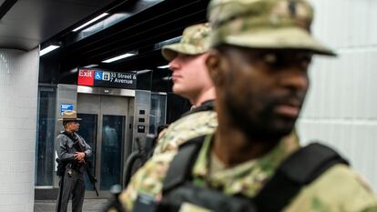 Elementos de la Guardia Nacional vigulan una estación de metro en Nueva York, el 7 de marzo 2024.