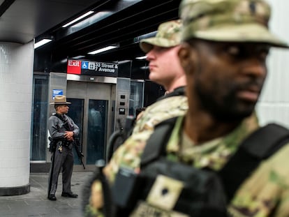 Policías y miembros de la Guardia Nacional patrullan una estación del metro de Nueva York, el pasado 7 de marzo.