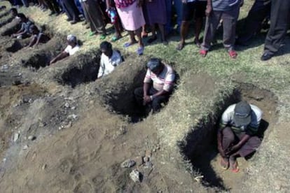 Campesinos afectados por el Nemagon se entierran como parte de una protesta en Managua.