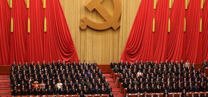 Los delegados asisten a la ceremonia de clausura del XIX Congreso Nacional del Partido Comunista de China, que se celebr&oacute; el pasado mes de octubre en el Gran Palacio del Pueblo, en Pek&iacute;n. 