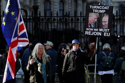 Un manifestante sostiene un cartel contra el presidente de EE UU, Donald Trump, este domingo en Londres.