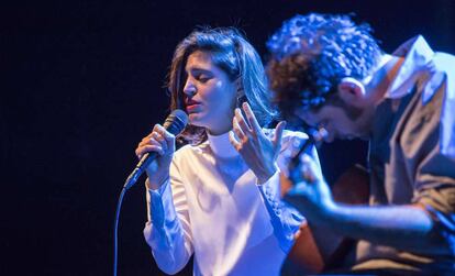 El dúo formado por Maria Arnal y Marcel Bagés, en el Teatro Apolo de Barcelona.