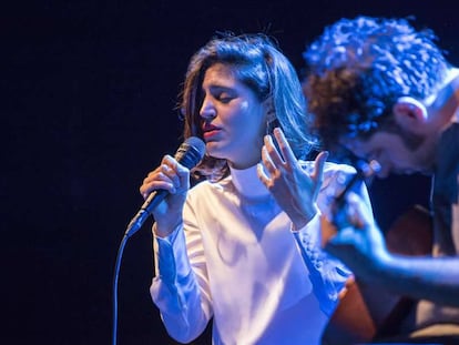 El dúo formado por Maria Arnal y Marcel Bagés, en el Teatro Apolo de Barcelona.