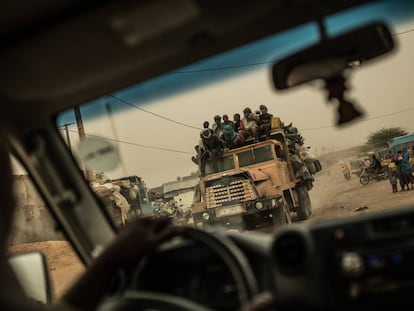 Un grupo de migrantes en la parte superior de una camioneta atraviesa el desierto de N&iacute;ger en direcci&oacute;n Libia. 