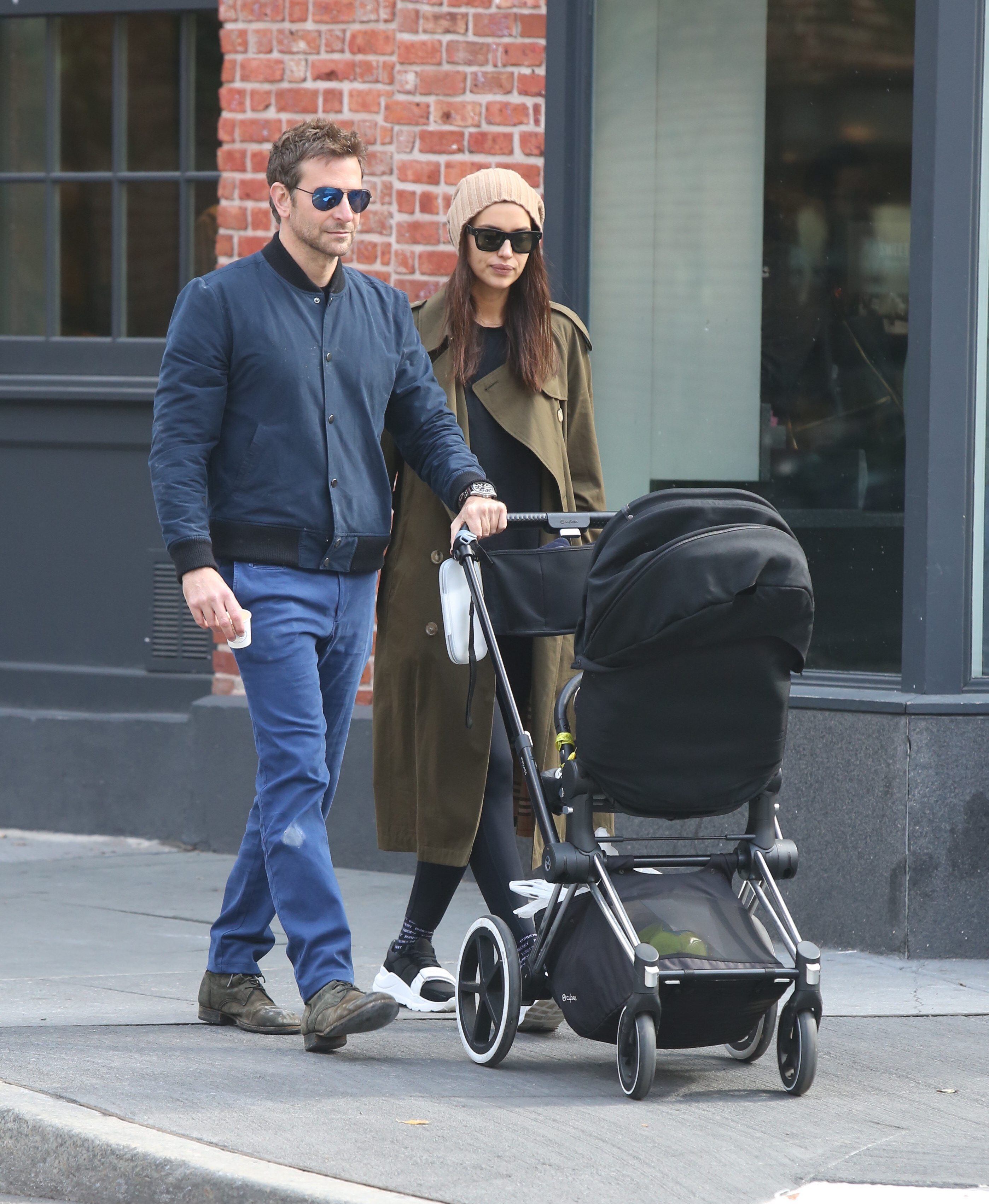 Bradley Cooper junto a Irina Shayk y su hija de paseo, en 2018, en Nueva York.