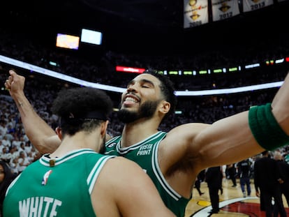 Derrick White, de espaldas, celebra la victoria de los Boston Celtics con su compañero Jayson Tatum este sábado.