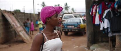 Aminata era una de las cientos de menores que cada día, al anochecer, encendían velas y colocaban el espejo sobre cualquier repisa para maquillarse los párpados, los labios, las pestañas... Y salían a prostituirse a las calles de Freetown, la capital de Sierra Leona.
