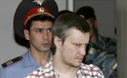 Alexander Pichuskin es conducido por un policía al interior de un tribunal en Moscú, Rusia, en 2007.
