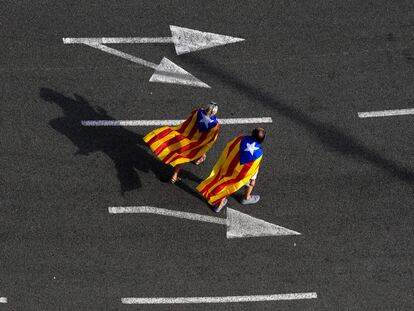 Dos personas se dirigen a la celebración de la Diada del pasado 11 de septiembre.