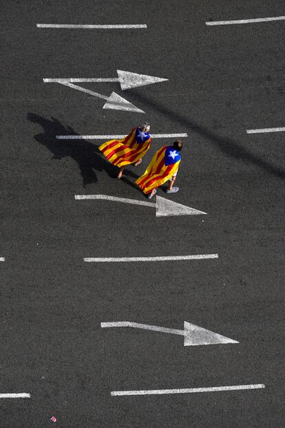 Dos personas se dirigen a la celebración de la Diada del pasado 11 de septiembre.