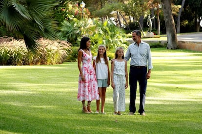 Los Reyes y sus hijas cumplieron con la tradición y recibieron a la prensa en los jardines de Marivent.