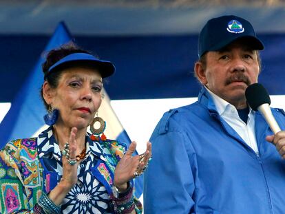 En esta foto de archivo del 5 de septiembre de 2018, el presidente de Nicaragua, Daniel Ortega, y su esposa, la vicepresidenta Rosario Murillo, encabezan un mitin en Managua, Nicaragua.