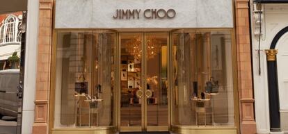 Fachada de un establecimiento de la firma de zapatos de lujo Jimmy Choo.