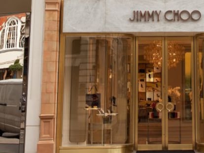 Fachada de un establecimiento de la firma de zapatos de lujo Jimmy Choo.