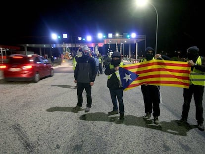 Un grup dels CDR aixequen les barreres a la sortida de l'AP-7.