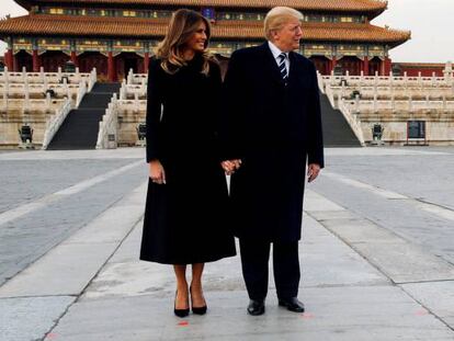 El presidente de EE UU y la primera dama, Donald y Melania Trump con el presidente chino Xi Jingping, en Pekín (China).