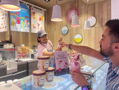 El helado de edición limitada inspirado en la serie Emily in Paris, en el local de Ópera de 'Häagen-Dazs'.