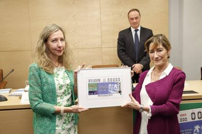 Patricia Sanz, vicepresidenta 2ª de la ONCE, y Victoria Ortega, presidenta del CGAE, presentan el cupón con el que se conmemora el Día de la Justicia Gratuita y el Turno de Oficio. Detrás, Antonio Morán Durán, presidente de la Comisión de Asistencia Jurídica Gratuita del CGAE.