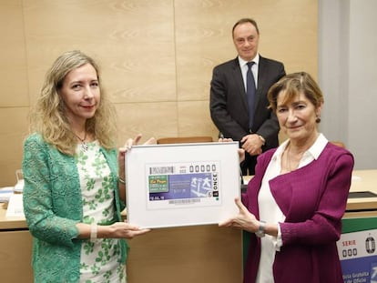 Patricia Sanz, vicepresidenta 2ª de la ONCE, y Victoria Ortega, presidenta del CGAE, presentan el cupón con el que se conmemora el Día de la Justicia Gratuita y el Turno de Oficio. Detrás, Antonio Morán Durán, presidente de la Comisión de Asistencia Jurídica Gratuita del CGAE.