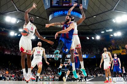 Ricky Rubio asiste a un compañero durante el encuentro ante el Mónaco.