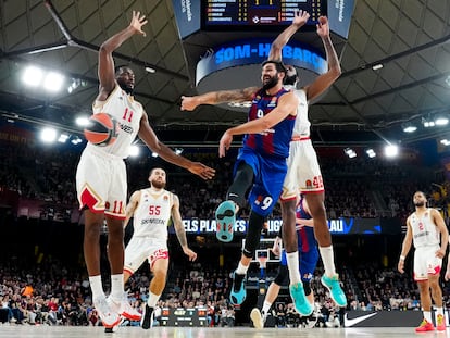 Ricky Rubio asiste a un compañero durante el encuentro ante el Mónaco.