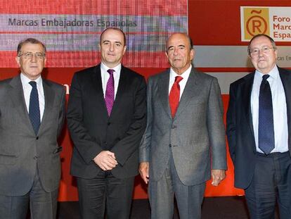 De izquierda a derecha: Balbino Prieto (Club de Exportadores), Miguel Sebastián (ministro de Industria, Comercio y Turismo), Emilio Botín (Banco Santander) y José Luis Bonet (Foro de Marcas Renombradas).