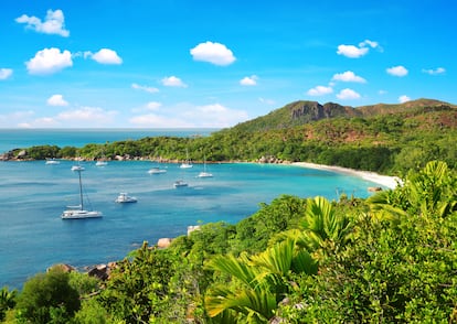 Anse Lazio (isla de Praslin, Seychelles). Rodeada de vegetación y formaciones rocosas, esta salvaje playa es la indicada para amantes de la naturaleza. Es lo suficientemente amplia como para encontrar hueco para preocuparse únicamente de disfrutar de un cóctel bajo la sombra de sus palmeras. El mejor momento para visitarla es entre los meses de abril y mayo o entre octubre y noviembre, pues tiene un clima más calmado y menos vientos.