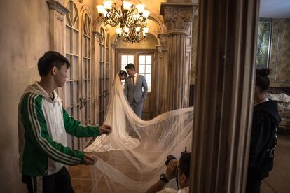 Los novios se preparan para una fotografía preboda en el estudio 27 Rome Brand, el 20 de septiembre de 2018, en Pekín (China).