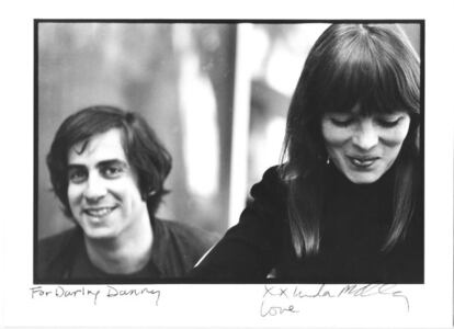 En la fotografía, Danny Fields sonríe junto a la cantante Nico, que estuvo en The Velvet Underground.