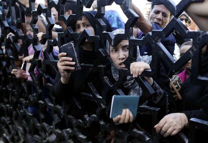 Ciudadanos palestinos se agolpan en la puerta fronteriza de Rafah, al sur de la franja de Gaza, para intentar cruzar a Egipto.