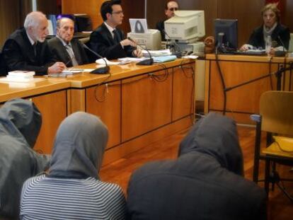 Los cuatro acusados de espaldas y el abogado nonagenario segundo por la izquierda.