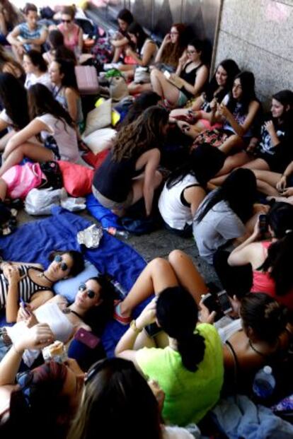 Jóvenes esperan la apertura de puertas del concierto de One Direction.