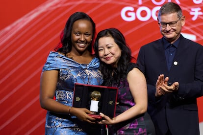 Dos de las ganadoras de la última edición de los Cartier Women’s Initiative, recogiendo su premio.
