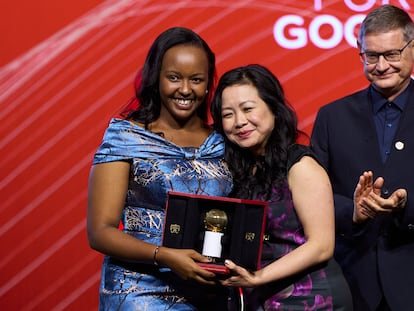 Dos de las ganadoras de la última edición de los Cartier Women’s Initiative, recogiendo su premio.