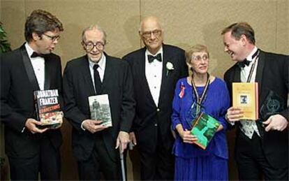 Los ganadores del National Book Award 2001, de izquierda a derecha: Jonathan Franzen, premio de novela por 'Las correcciones'; Alan Dugan (poesía), Arthur Miller (contribución a las letras norteamericanas), Virginia Euwer Wolff (literatura para gente joven) y Andrew Solomon (ensayo).