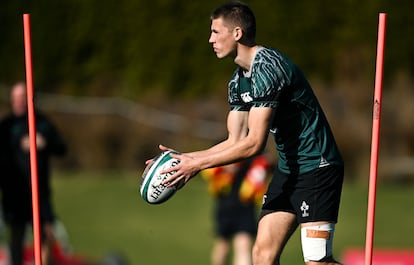 Sam Prendergast durante un entrenamiento de la selección irlandesa de rugby.